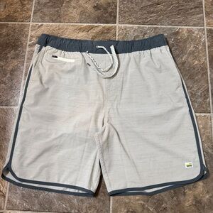 Vuori Banks 7.5" Shorts Gray White Stripe Mens XL